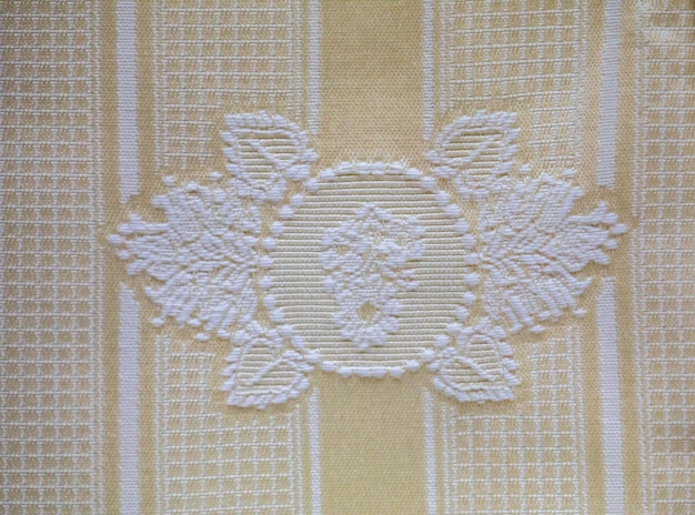 haftowane wzory na tkaninie